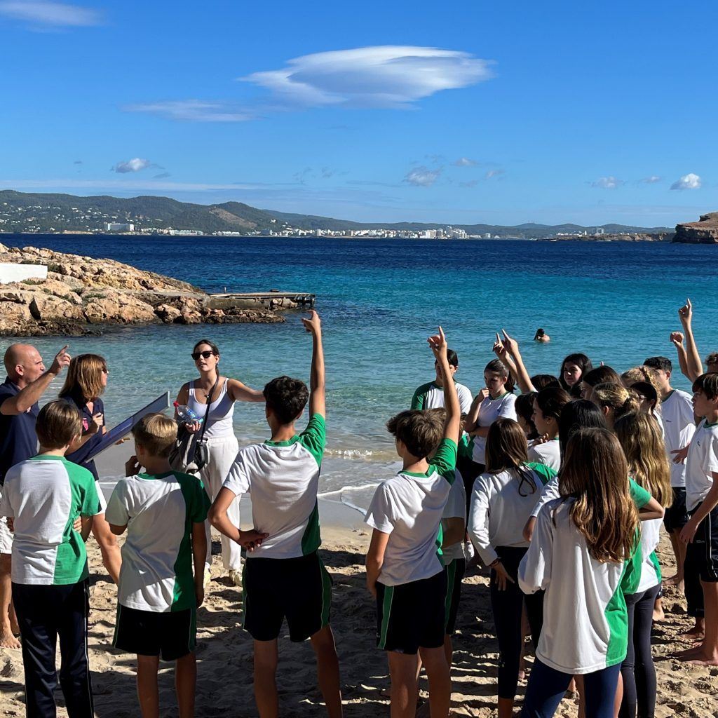 Educación marina para niños de escuelas locales en Cala Bassa